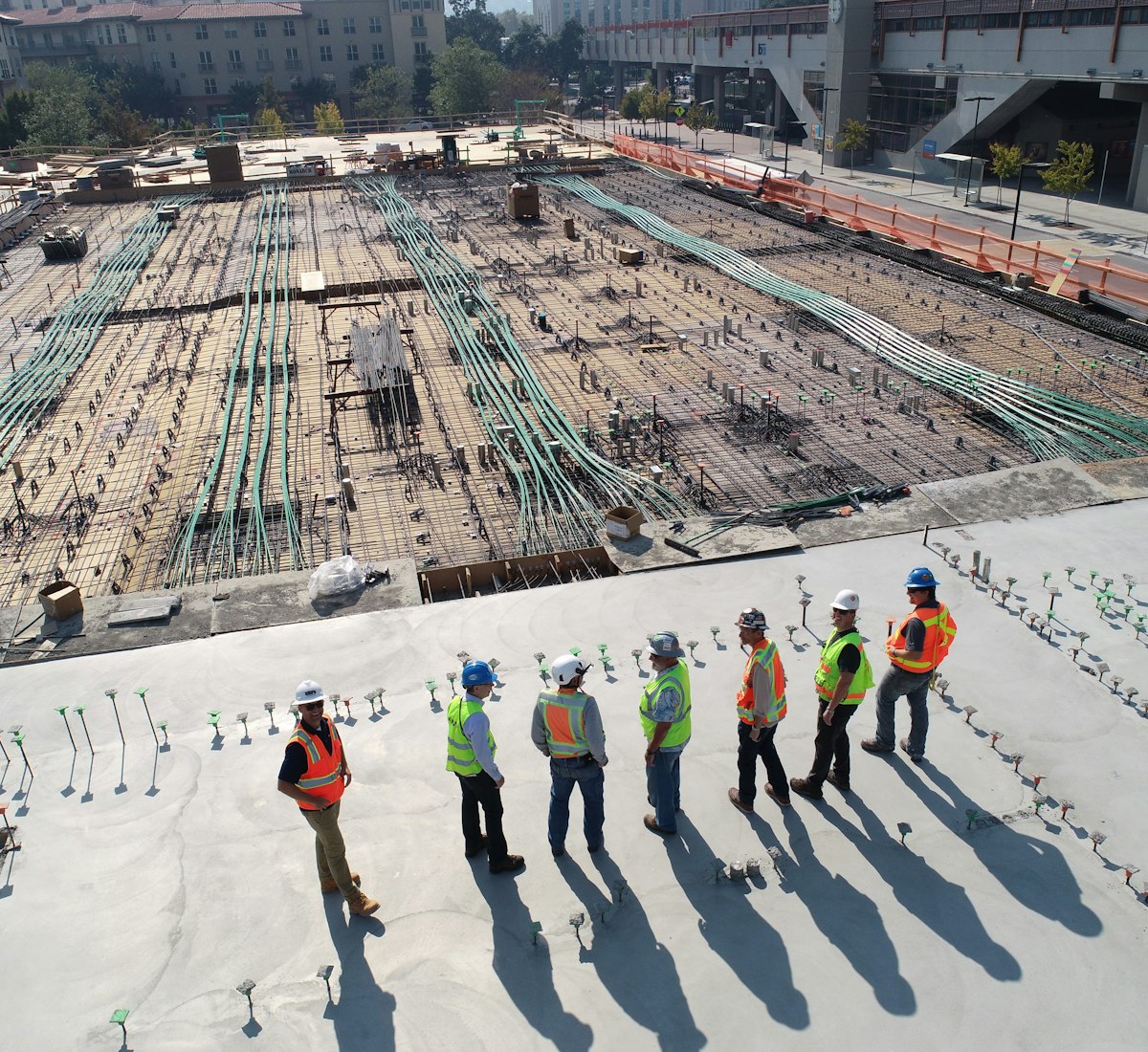 Cantiere edile con la squadra di lavoro e le armature di fondazione