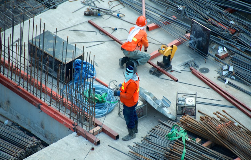 Operai in cantiere durante la posa delle armature in acciaio